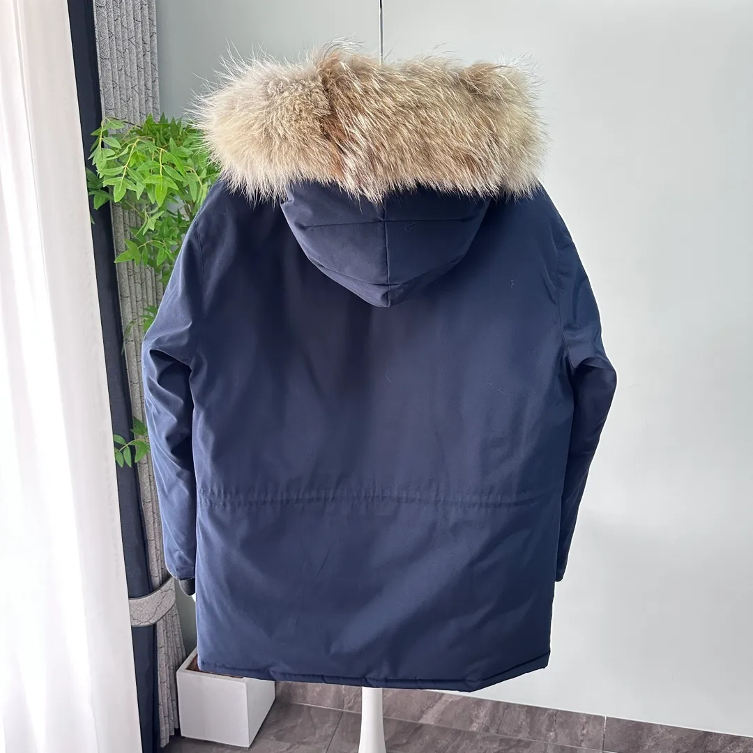 P700 CANADA GOOSE｜Canada Goose Expedition Parka｜Classic upgrade New 08 style Color: graphite gray, off-white, black, pink, navy blue, sky blue, Size: XS, S, M, L, XL, XXL, Product introduction Loose fit, multi-pocket design Larger size for free movement. 6 exterior pockets: 4 reversible front pockets, zippered side entry. There is a practical pocket on the left sleeve and a top pocket on the right sleeve. There is a drawstring on the inside of the waist and a logo patch on the back. The waist is designed with an inside drawstring, which can be adjusted to provide excellent warmth. Woven grab straps at upper back with “Expedition” logo patch • Hood with removable zipper trim, interchangeable hood trim for personalization and added protection (this jacket is not available with the classic hood trim) • Chin protection element has a tricot inner fabric for softness and comfort • Woven grab straps at upper back with “Expedition” logo patch • Internal drawstring at the waist, adjustable to provide excellent warmth •Snap-in rib knit cuffs for added comfort and optimal heat locking in •Stylish hanging inner straps allow the jacket to be carried over the shoulder, hands-free •Stowaway nylon stretch snow skirt for added protection •Two-way zipper covered fly with Velcro® snaps that unzips from the bottom for increased range of motion and breathability. A windproof fly is designed under the zipper for an extra layer of protection. • 6 exterior pockets: 4 two-way pockets on the front with top flap and Velcro® snaps, and zippered side entry. Utility pockets on left sleeve and right sleeve with top flap and velcro® snaps Internal pockets: 1 zipped pocket, 2 mesh drop-in pockets Embroidered Canada Goose logo